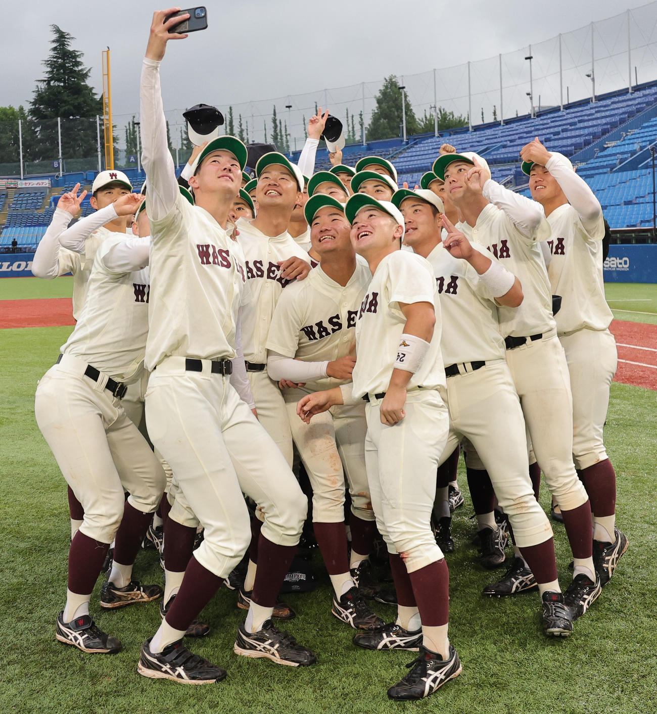 早大対慶大　優勝しスマホで記念撮影する早大の選手たち翼（撮影・野上伸悟）