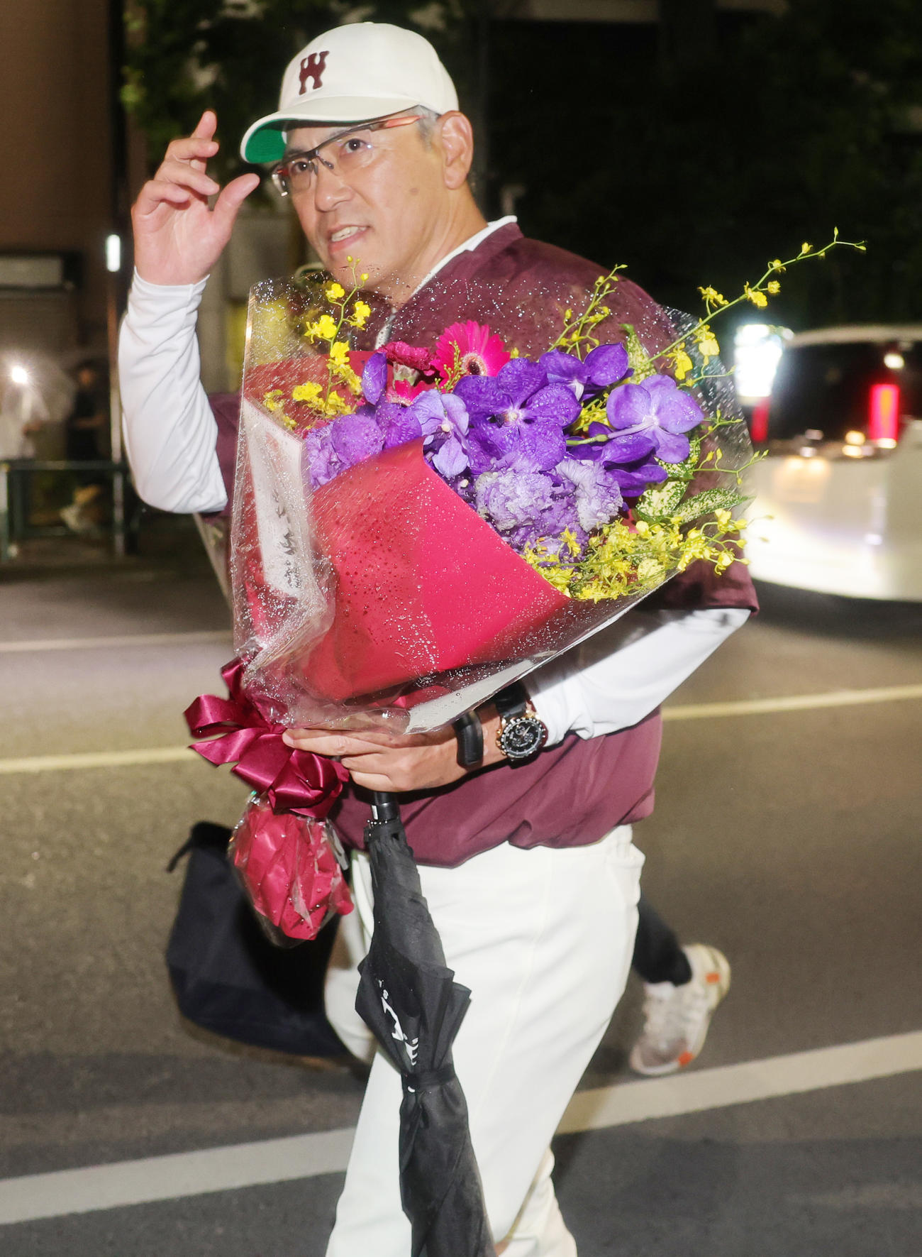 優勝パレードを行う早大・小宮山監督（撮影・野上伸悟）