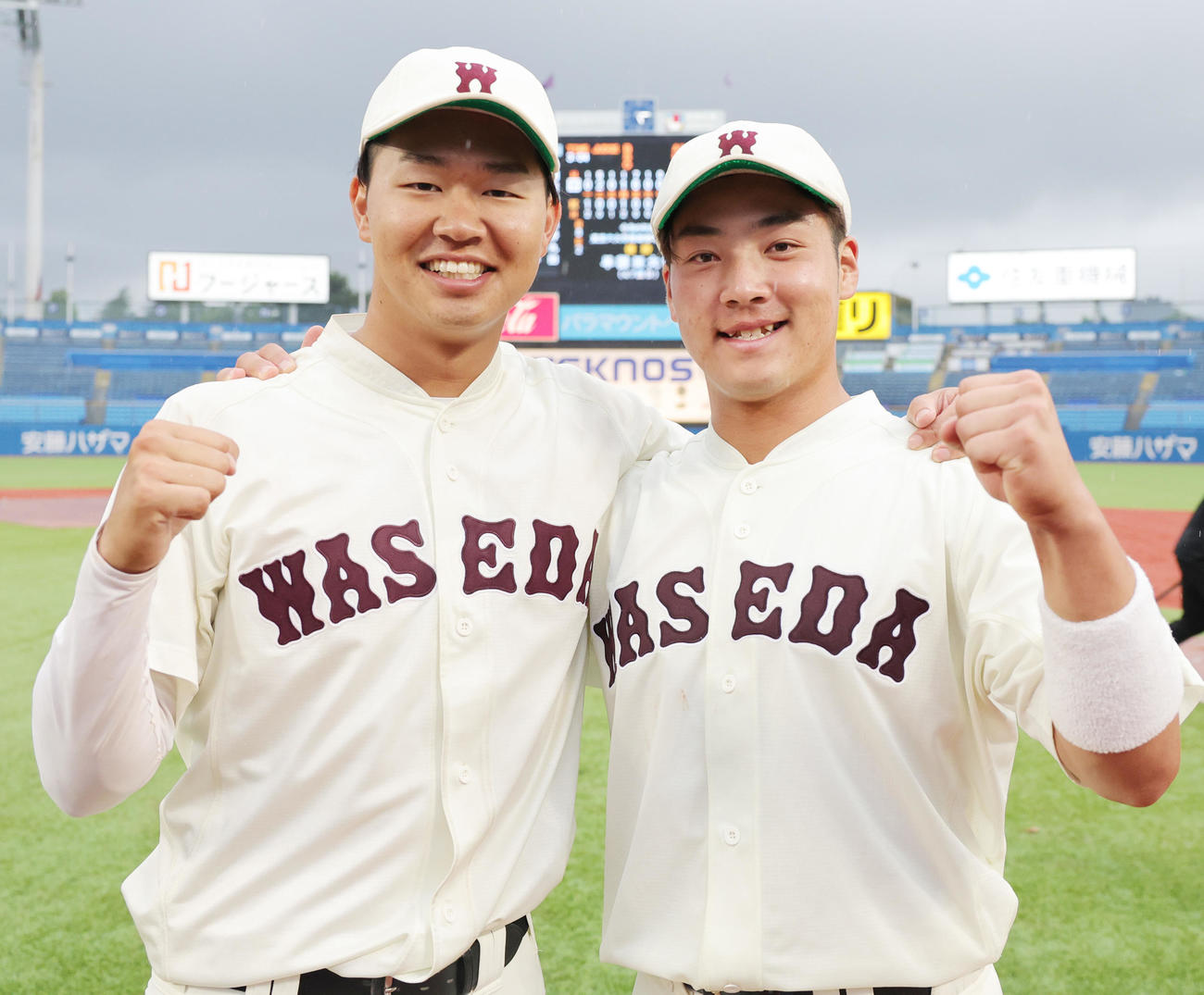 早大対慶大　優勝し喜ぶ早大・印出主将（左）と吉納（撮影・野上伸悟）