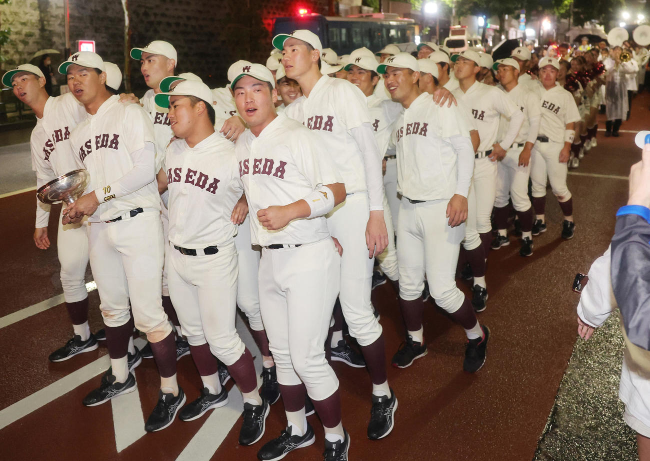 優勝パレードを行う早大の選手たち（撮影・野上伸悟）