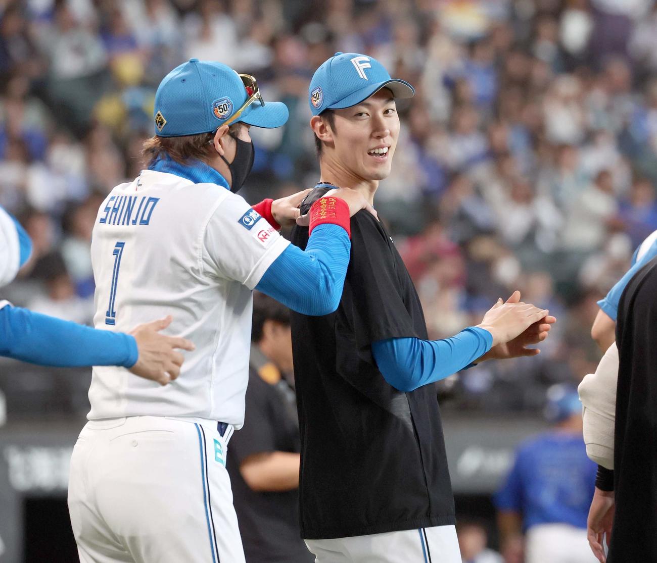 日本ハム対DeNA　プロ初勝利を挙げた福島は新庄監督から肩を揉まれ笑顔（撮影・黒川智章）
