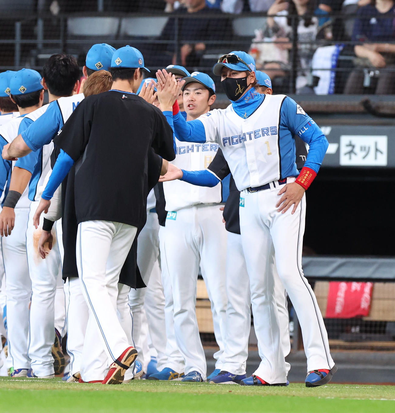 日本ハム対DeNA DeNAに勝利しプロ初勝利を挙げた福島（左）を笑顔で出迎える新庄監督（撮影・佐藤翔太）