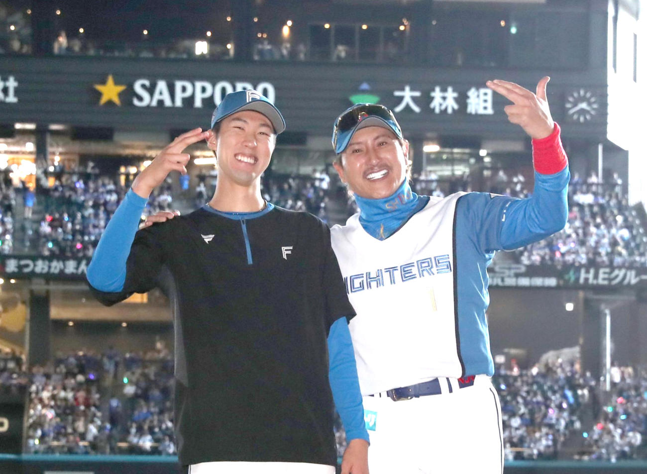 日本ハム対DeNA　プロ初勝利を挙げた福島は新庄監督に祝福され笑顔（撮影・黒川智章）