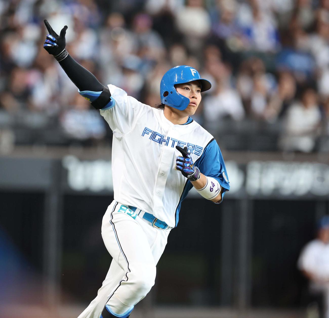 日本ハム対DeNA 3回裏日本ハム1死一、二塁、右越え3点本塁打を放つ田宮（撮影・黒川智章）