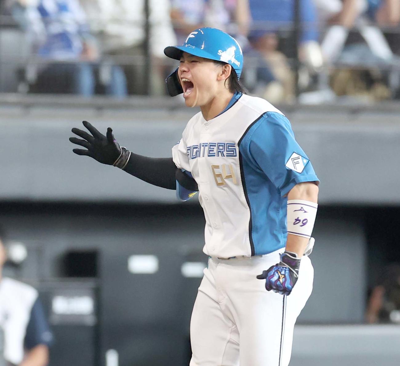 日本ハム対DeNA 3回裏日本ハム1死一、二塁、右越え3点本塁打を放ち叫ぶ田宮（撮影・黒川智章）