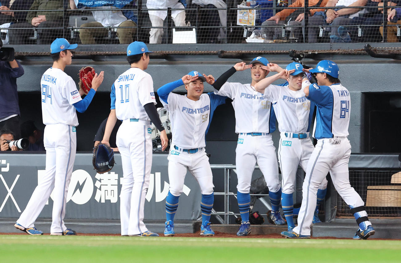 日本ハム対DeNA 3回裏日本ハム1死一、二塁、右越え3点本塁打を放ちナインとポーズをとる田宮（右）（撮影・佐藤翔太）