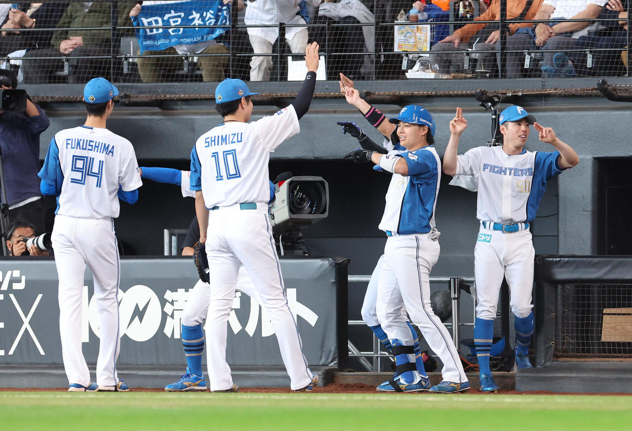日本ハム対DeNA 3回裏日本ハム1死一、二塁、右越え3点本塁打を放ちナインとポーズをとる田宮（右から2人目）（撮影・佐藤翔太）