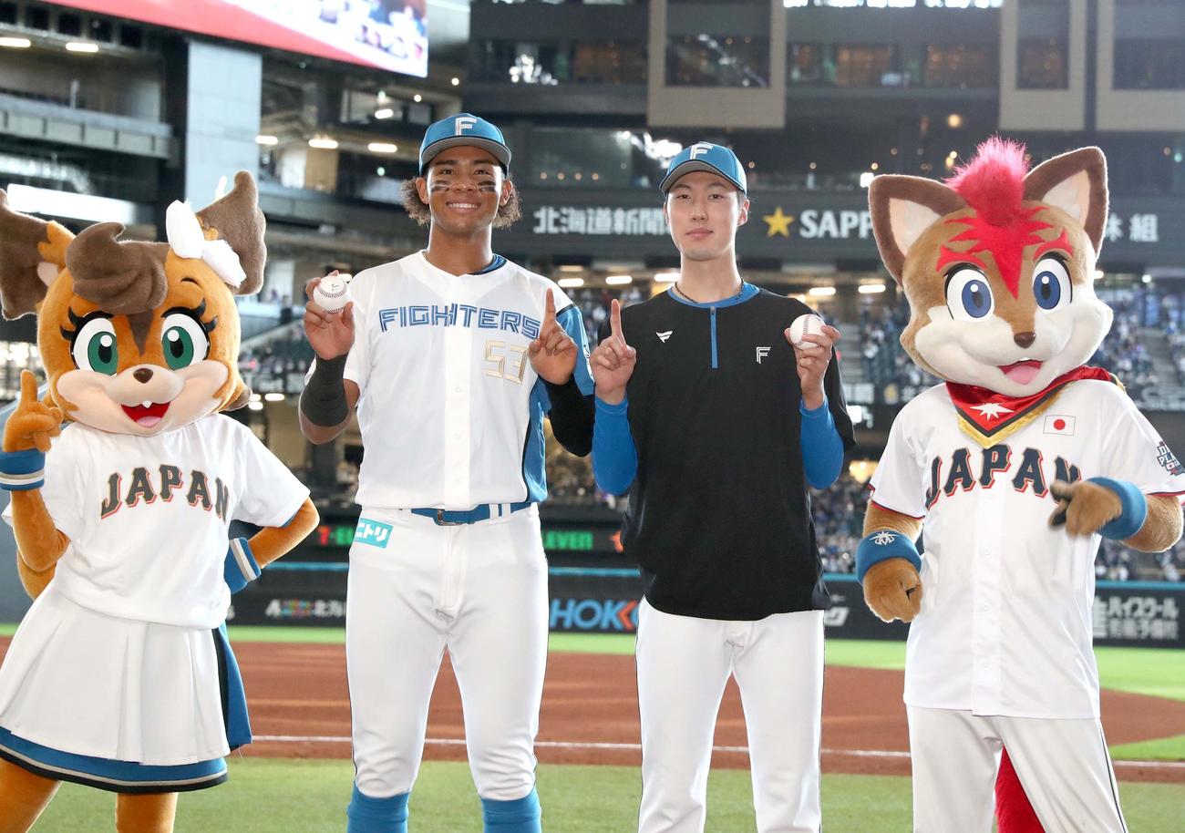 日本ハム対DeNA　プロ初本塁打の水谷（左）とプロ初勝利を挙げた福島は笑顔でポーズをとる（撮影・黒川智章）