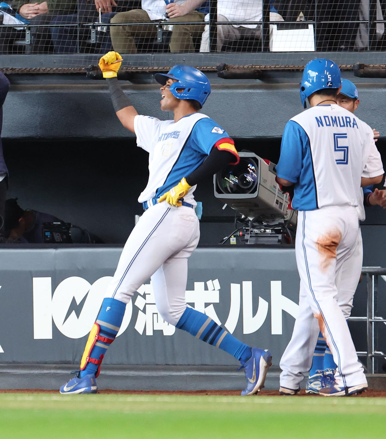 日本ハム対DeNA 4回裏日本ハム1死二塁、水谷は左越え2点本塁打を放ちポーズをとる（撮影・佐藤翔太）