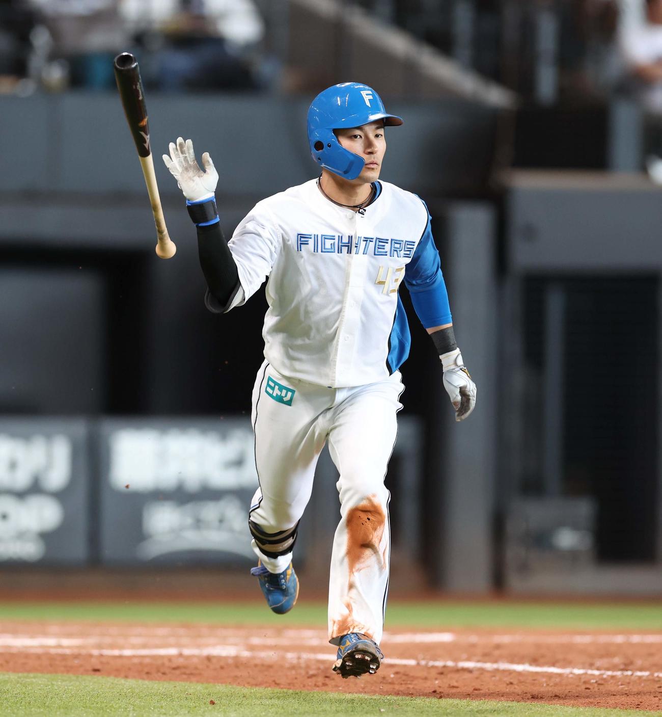 日本ハム対DeNA 5回裏日本ハム2死三塁、右中間に適時三塁打を放つ水野（撮影・黒川智章）