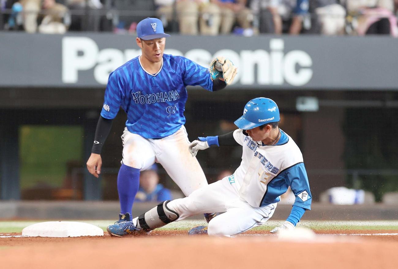 日本ハム対DeNA 5回裏日本ハム2死三塁、右中間に適時三塁打を放つ水野（撮影・黒川智章）