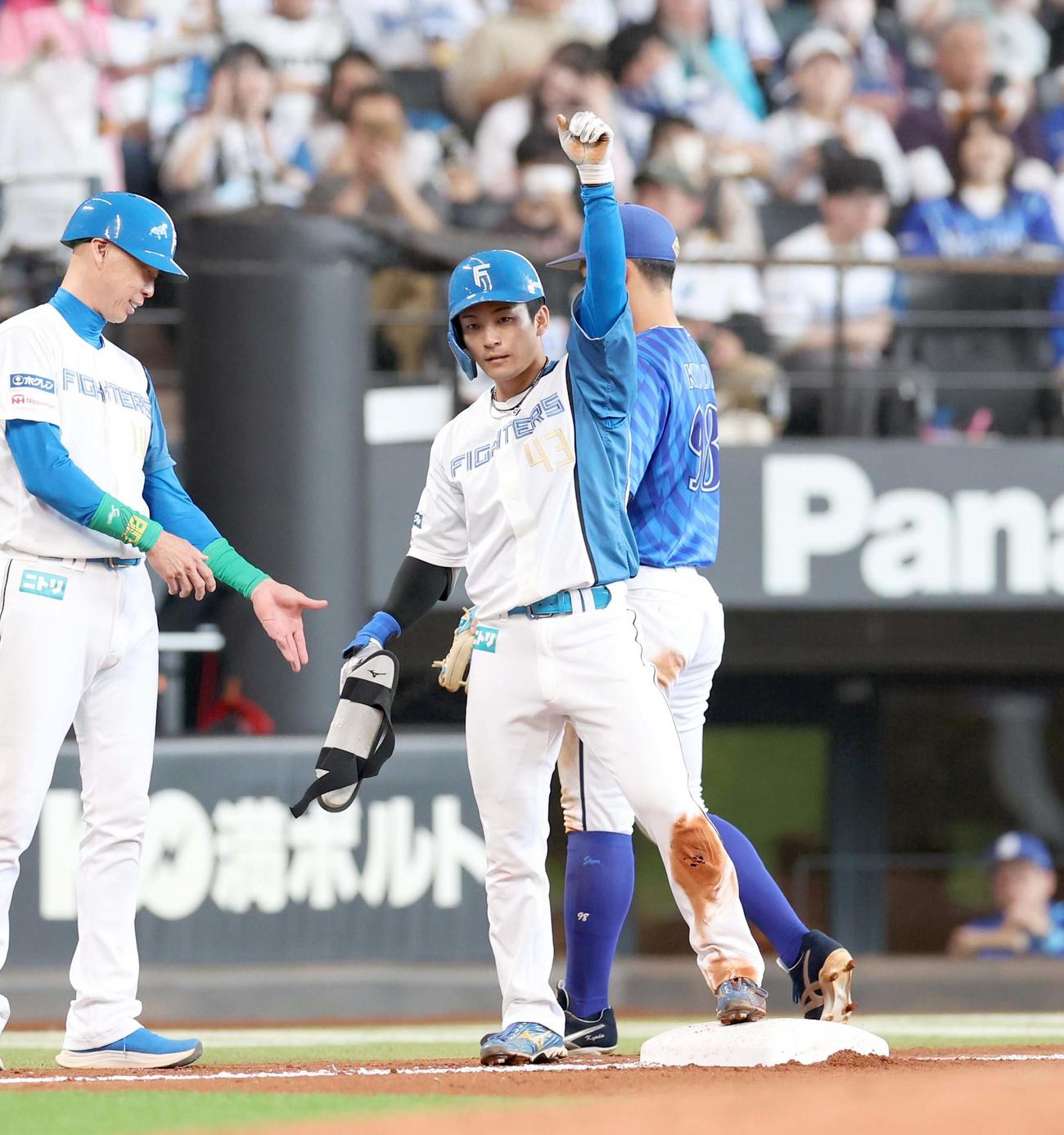 日本ハム対DeNA 5回裏日本ハム2死三塁、右中間に適時三塁打を放ちガッツポーズの水野（撮影・黒川智章）