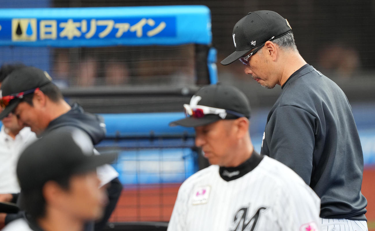 ロッテ対阪神　阪神に敗れ引き揚げるロッテ吉井監督（右）（撮影・横山健太）