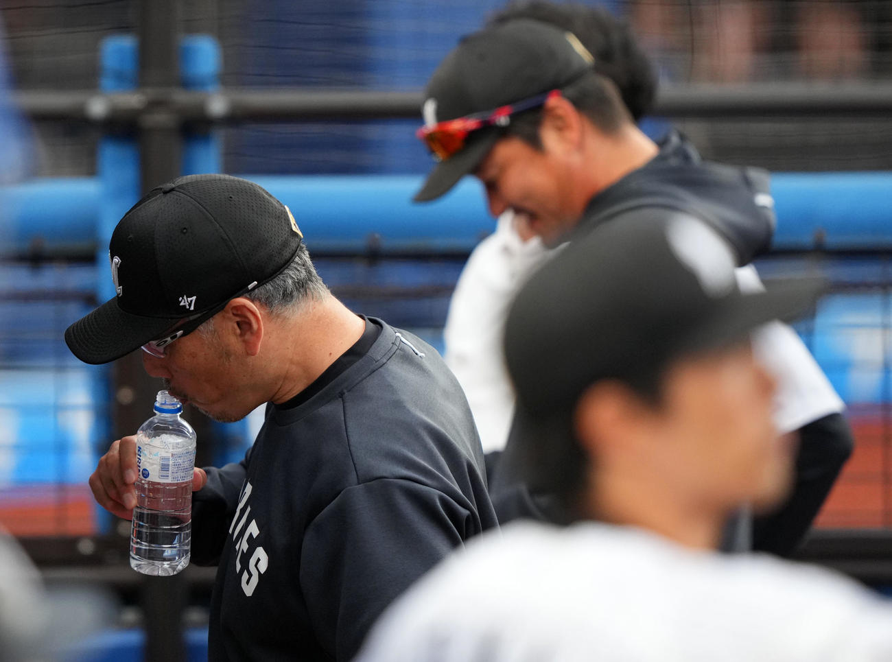 ロッテ対阪神　阪神に敗れ引き揚げるロッテ吉井監督（左）（撮影・横山健太）