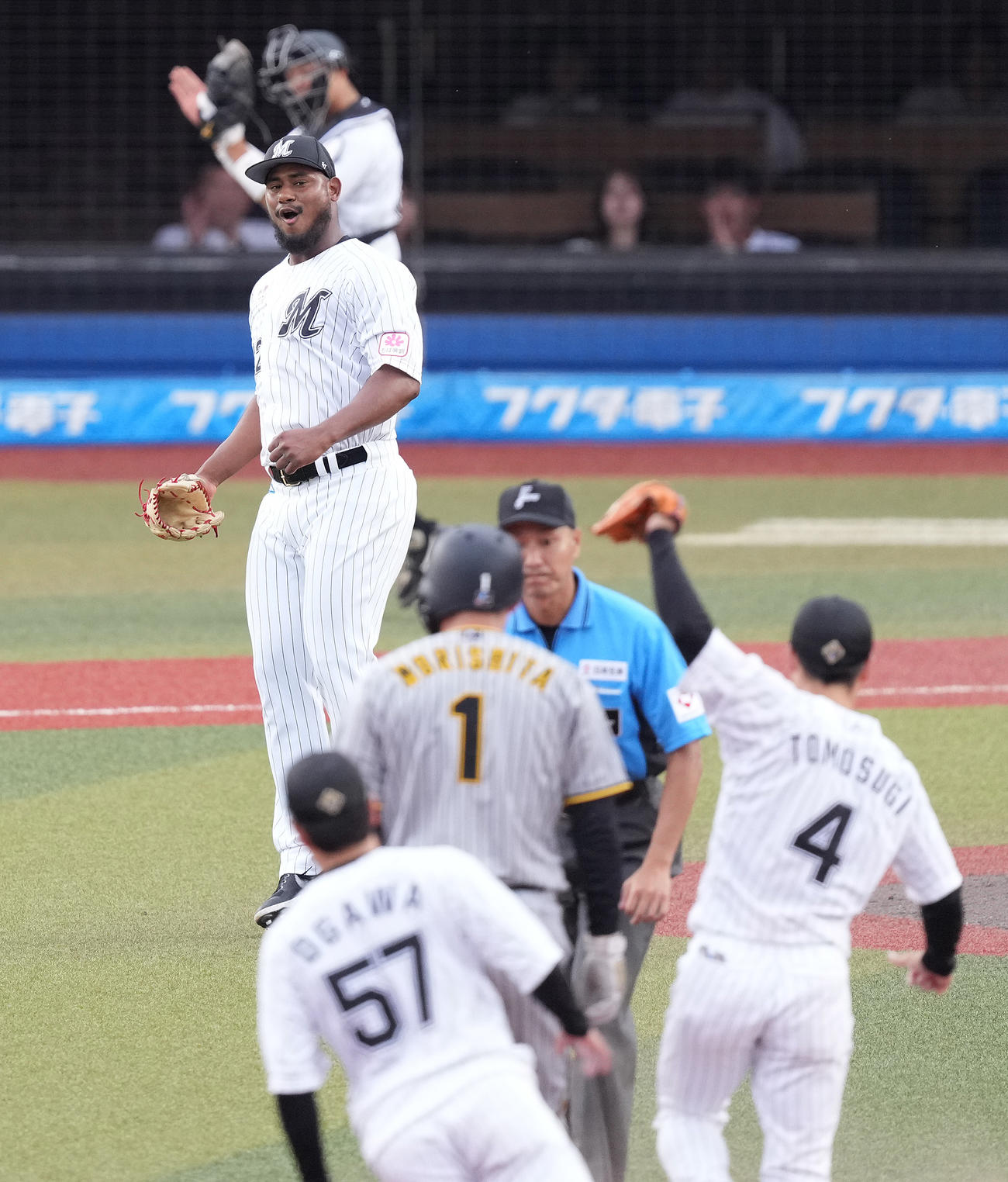 ロッテ対阪神　8回表阪神2死一塁、打者中野の時、一塁走者森下の二盗を阻止し、ガッツポーズするメルセデス（撮影・鈴木みどり）