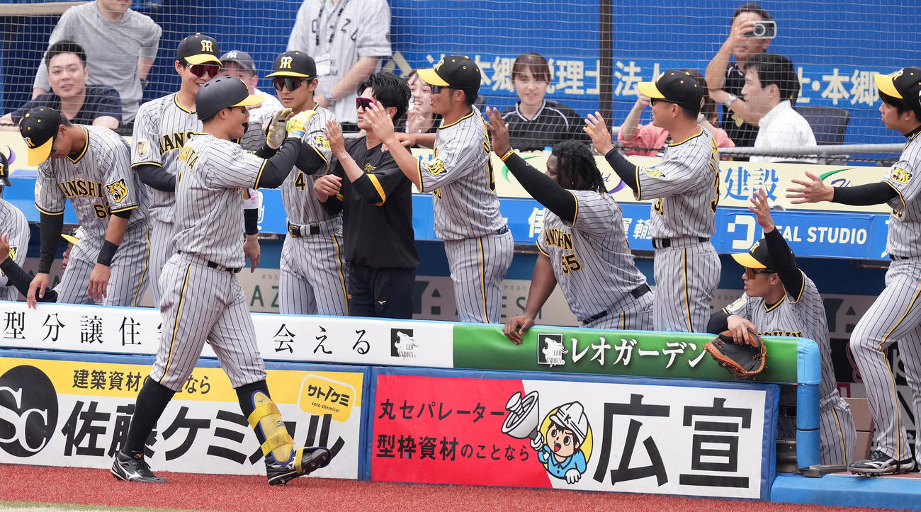 ロッテ対阪神　1回表阪神無死、左越え先頭打者本塁打を放った森下（左手前）はナインと笑顔でハイタッチ（撮影・鈴木みどり）