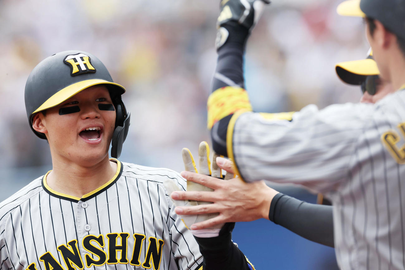 ロッテ対阪神　1回表阪神無死、左越えに先頭打者本塁打を放ちナインに迎えられる森下（撮影・前田充）