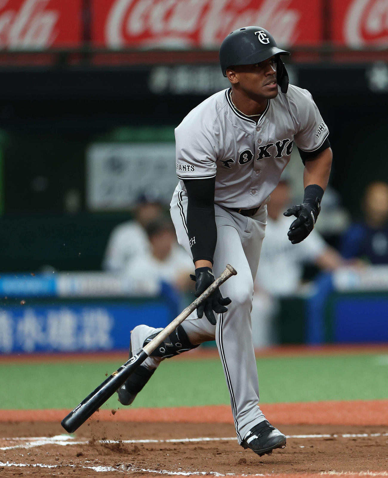 西武対巨人　7回表巨人1死一塁、右前適時打を放つヘルナンデス（撮影・河田真司）