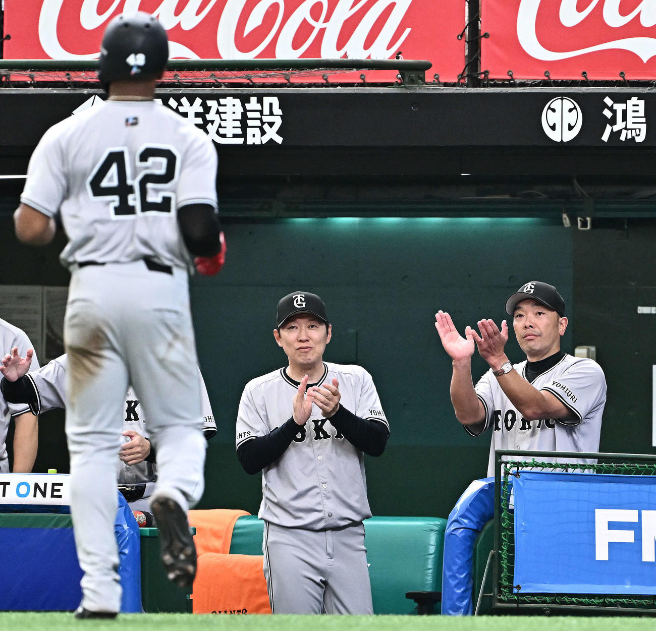 西武対巨人　7回表巨人1死二塁、吉川の適時二塁打で生還したヘルナンデス（手前）を迎える阿部監督（後方右）（撮影・滝沢徹郎）