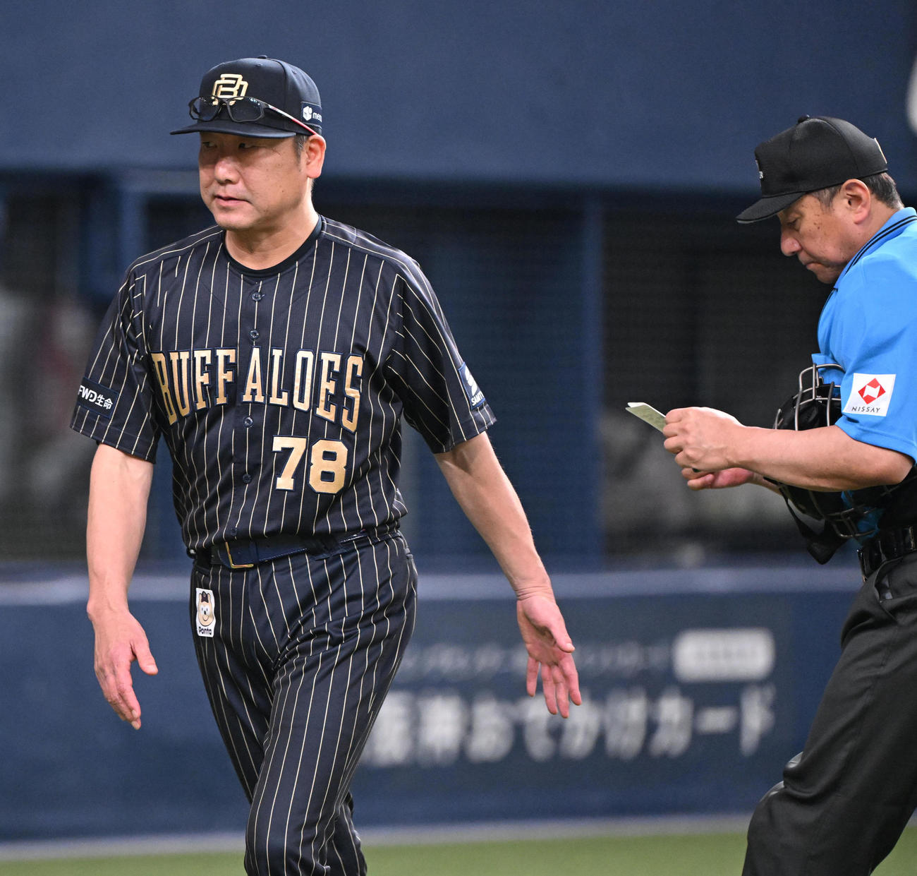 オリックス対中日　9回を終え選手の交代を告げるオリックス中嶋監督（撮影・和賀正仁）