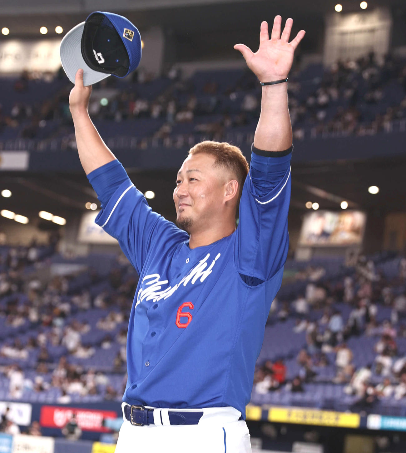オリックス対中日　決勝打の中日中田はヒーローインタビューの後、ファンに向かってバンザイ（撮影・西尾就之）