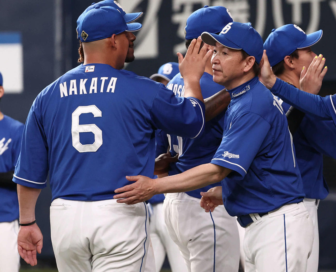 オリックス対中日　オリックスに連勝し、決勝打の中田（左）の腰をたたいてねぎらう中日立浪監督（撮影・西尾就之）