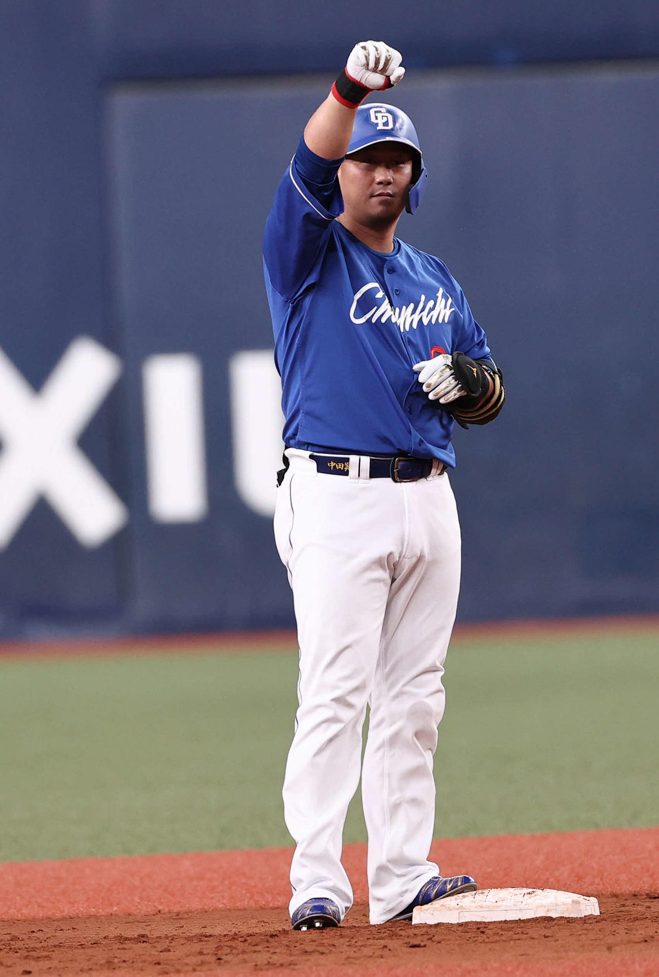 オリックス対中日　12回表中日2死二塁、中田は左翼に適時二塁打を放ちベンチに向かってポーズ（撮影・西尾就之）