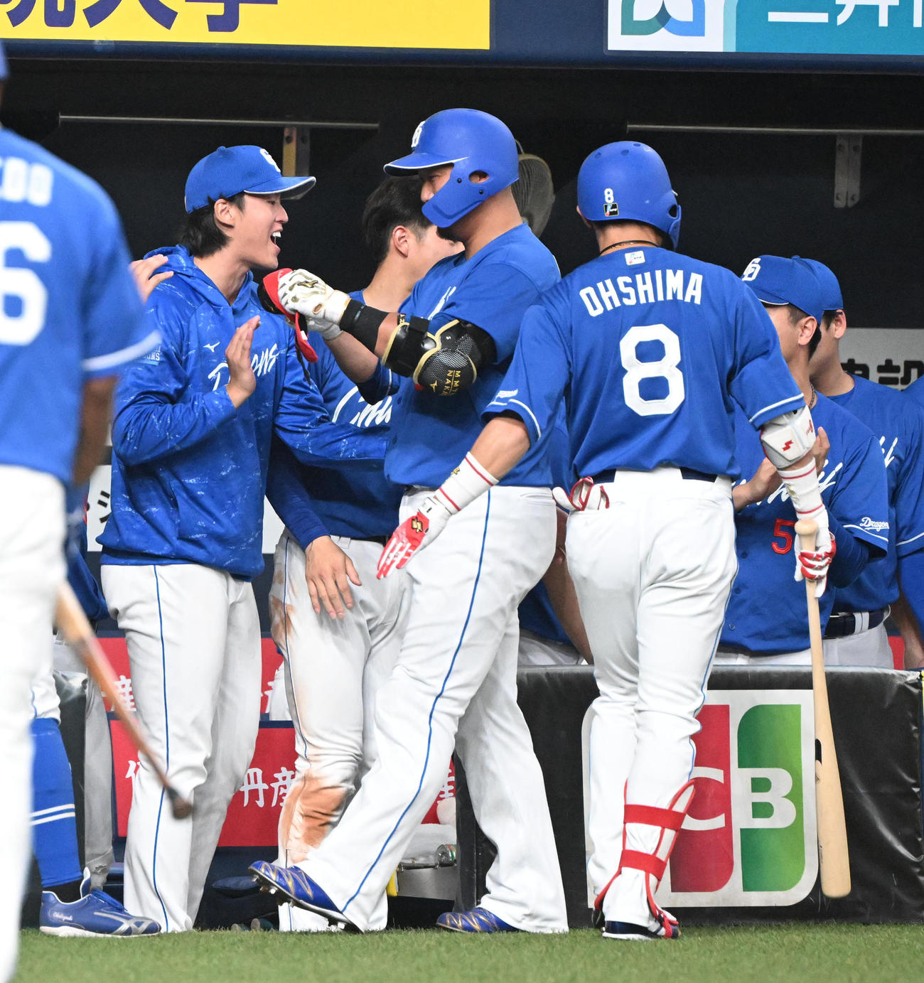 オリックス対中日　12回表中日2死二塁、左翼線に適時二塁打を放った中田はナインとタッチ（撮影・和賀正仁）
