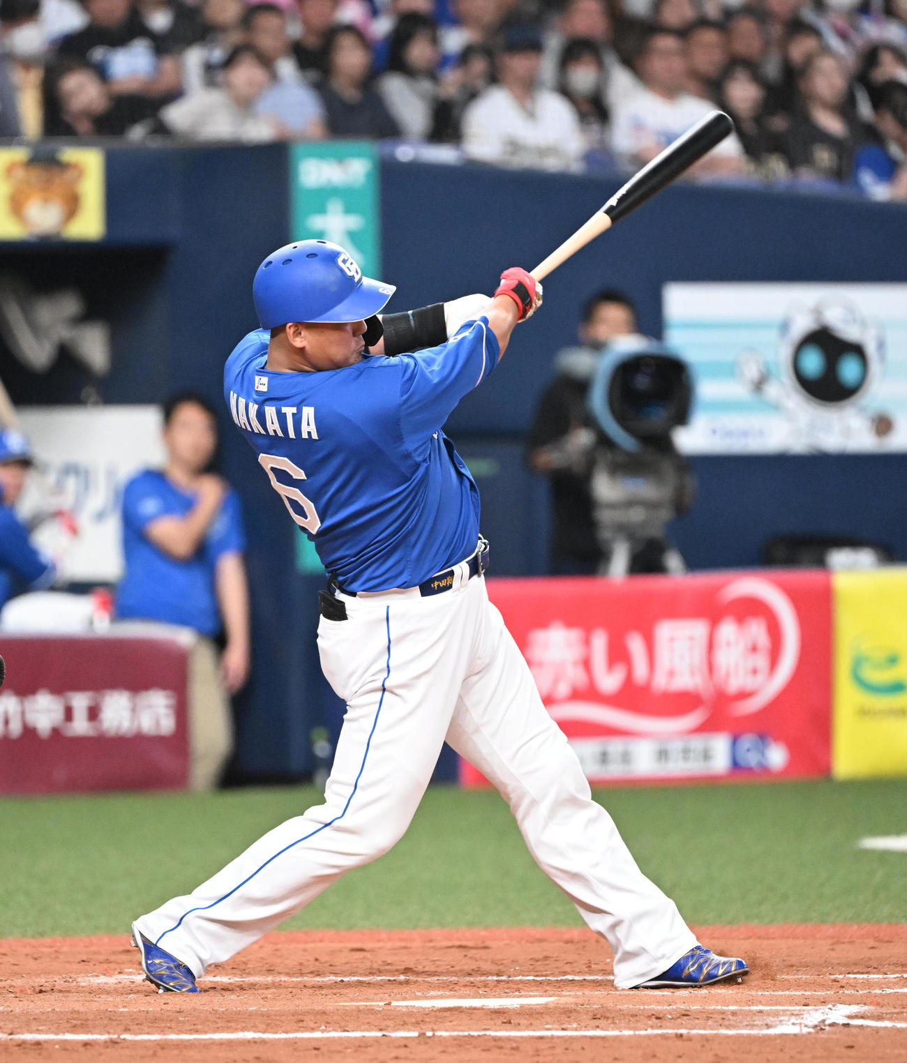 オリックス対中日　12回表中日2死二塁、左翼線に適時二塁打を放つ中田（撮影・和賀正仁）
