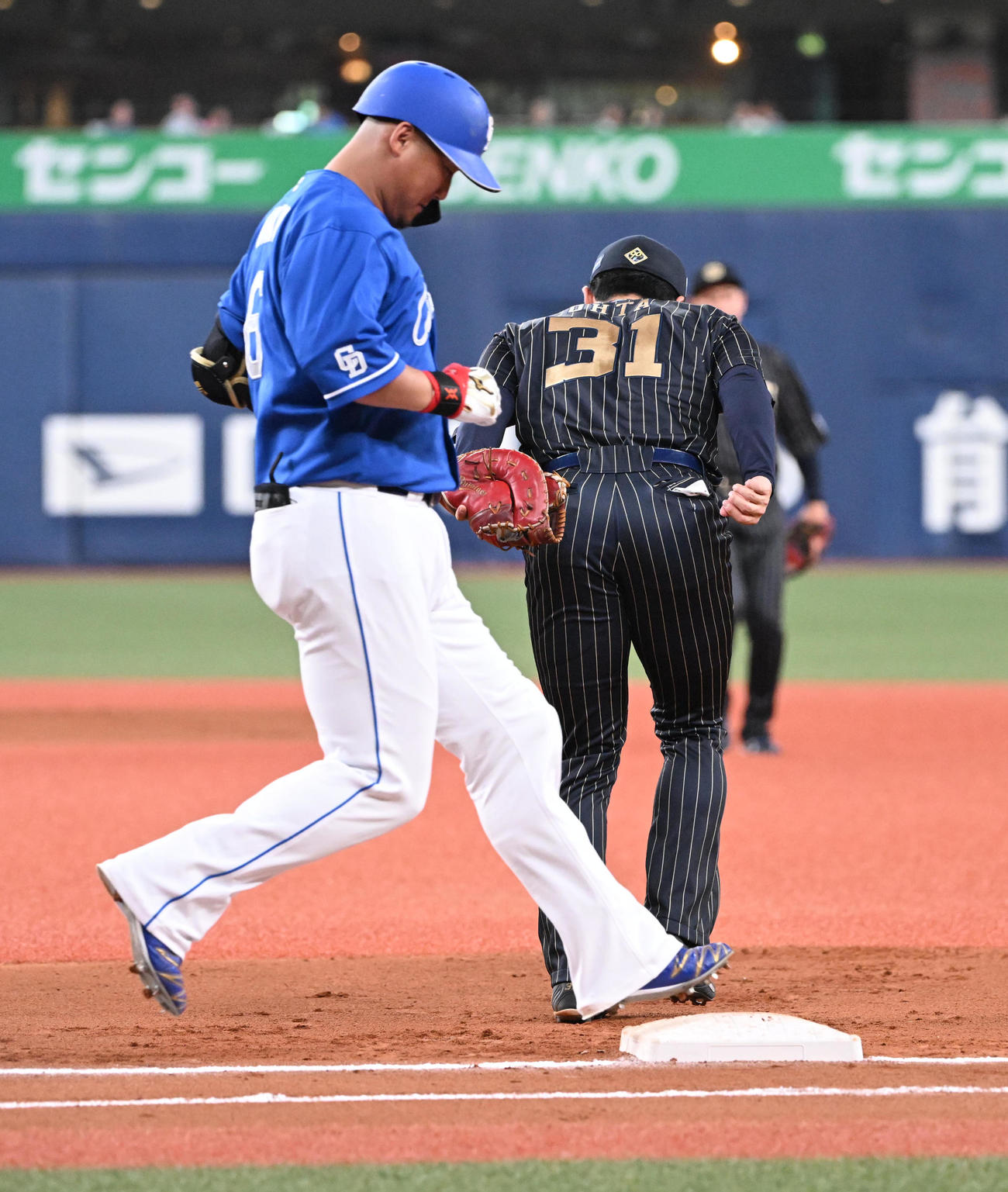 オリックス対中日　10回表中日無死一塁、二ゴロ併殺に倒れた中田（撮影・和賀正仁）