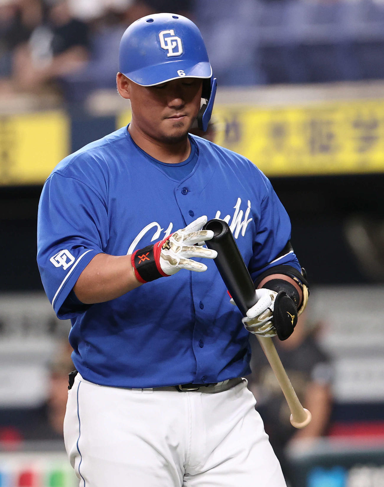 オリックス対中日　2回表中日1死、見逃し三振に倒れベンチに戻る中田（撮影・西尾就之）
