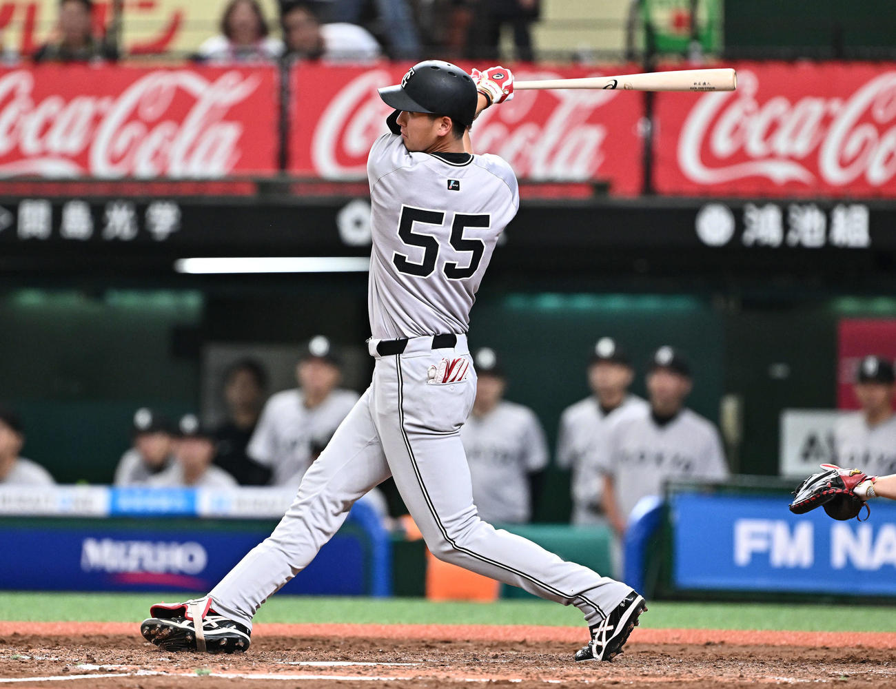 西武対巨人　5回表巨人1死、秋広は左前打を放つ（撮影・滝沢徹郎）