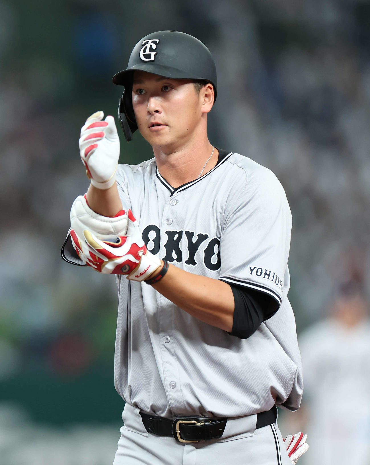 西武対巨人　5回表巨人1死、左前打を放ち出塁する秋広（撮影・河田真司）