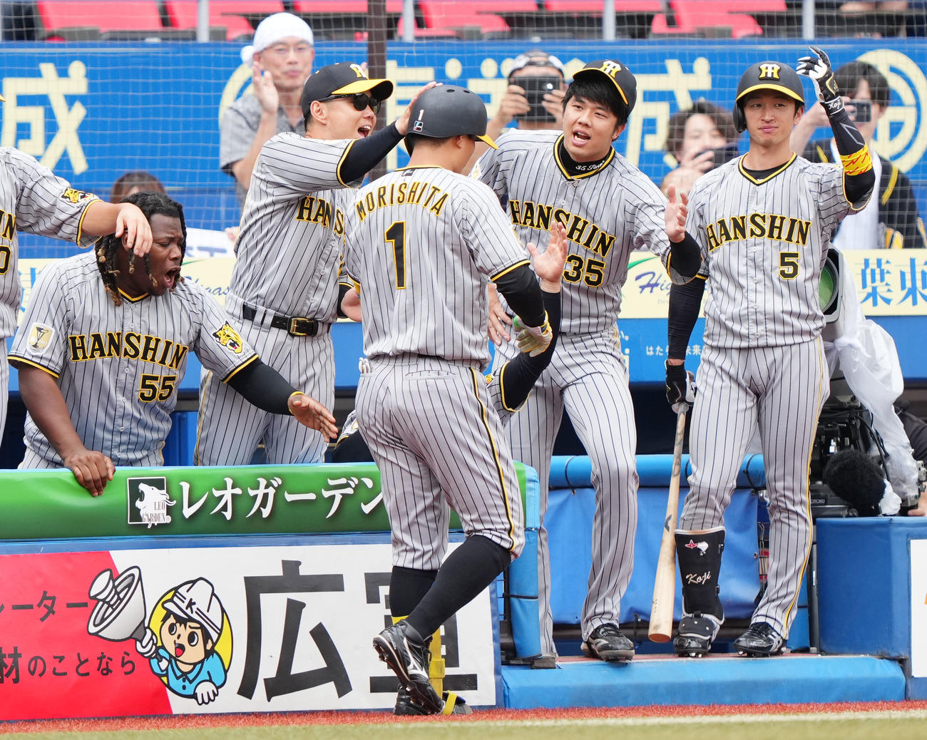 ロッテ対阪神　1回表阪神無死、左越え本塁打を放った森下をタッチで迎える才木（右から2人目）ら阪神ナイン（撮影・横山健太）