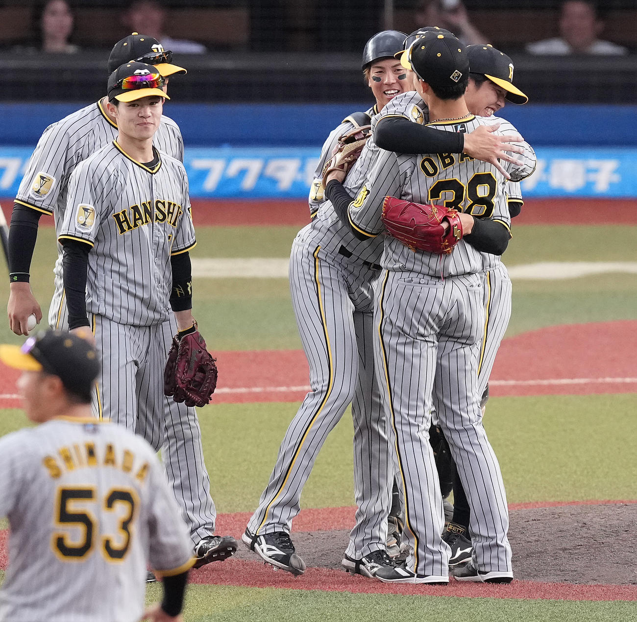 ロッテ対阪神　完封勝利し、小幡（右から2人目）とハグする阪神才木（右）（撮影・鈴木みどり）
