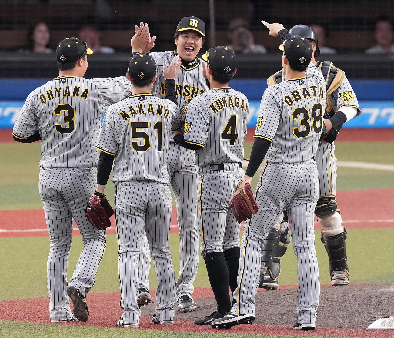 ロッテ対阪神　完封勝利し、ナインと笑顔でハイタッチする阪神才木（中央）（撮影・鈴木みどり）
