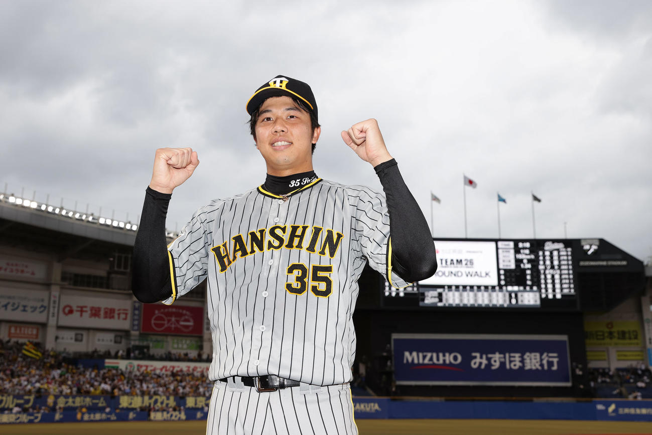ロッテ対阪神　完封勝利を挙げ笑顔でガッツポーズする阪神才木（撮影・前田充）