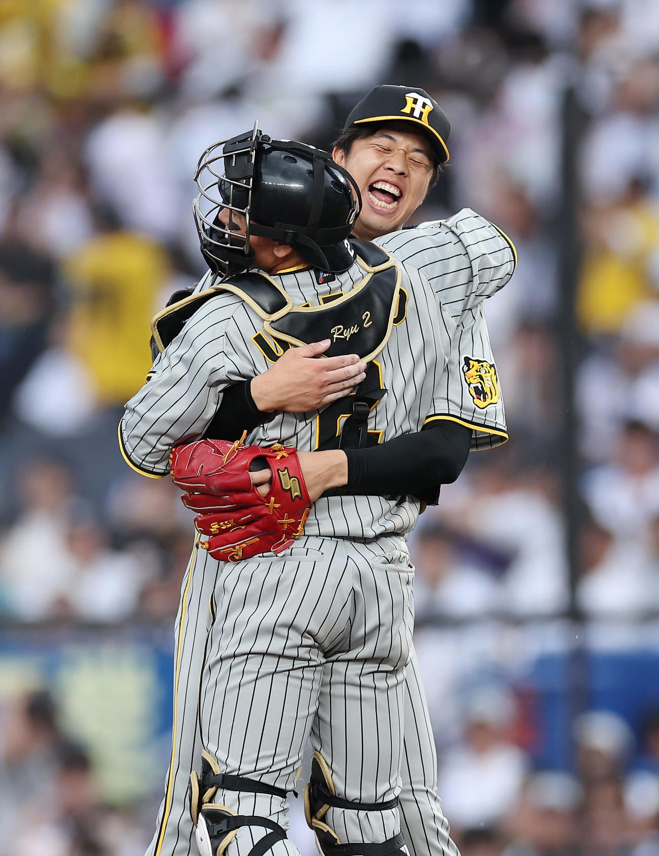 ロッテ対阪神　完封勝利で連敗を止め、梅野（手前）と抱き合って喜ぶ才木（撮影・前田充）