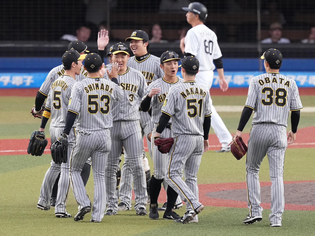 ロッテ対阪神　完封勝利し、ナインと笑顔でハイタッチする阪神才木（中央奥）（撮影・鈴木みどり）