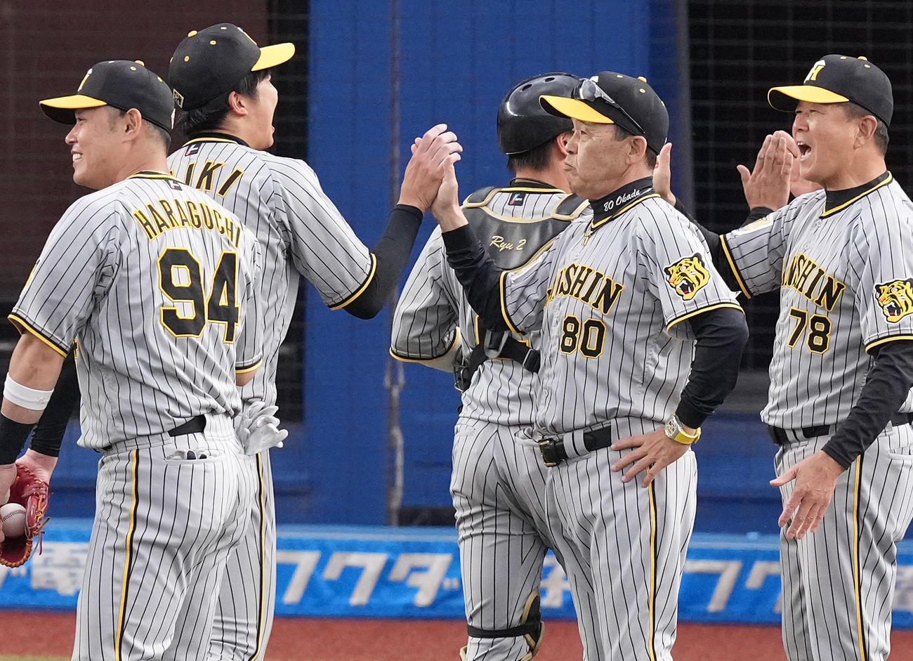 ロッテ対阪神　完封勝利の才木（左奥）を迎える阪神岡田監督（中央）（撮影・鈴木みどり）