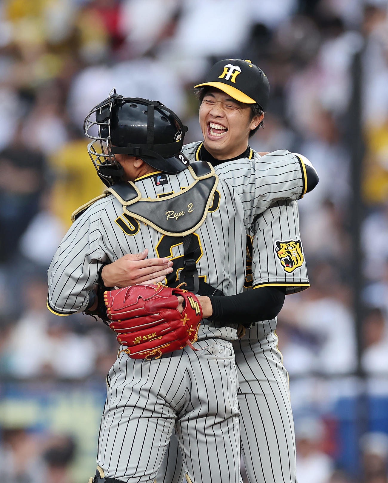 ロッテ対阪神　完封勝利で連敗を止め、梅野（手前）と抱き合って喜ぶ才木（撮影・前田充）