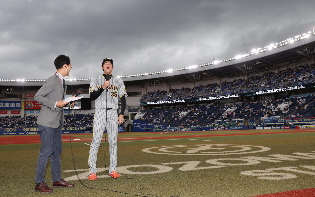 ロッテ対阪神　完封勝利を挙げ、ヒーローインタビューで笑顔を見せる阪神才木（撮影・前田充）