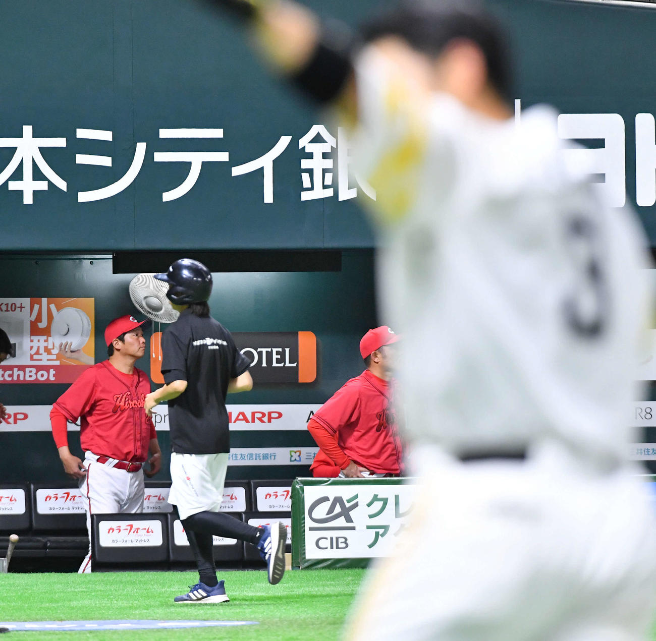 ソフトバンク対広島　近藤（手前）にサヨナラ本塁打を打たれ、厳しい表情を見せる新井監督（左端）（撮影・岩下翔太）