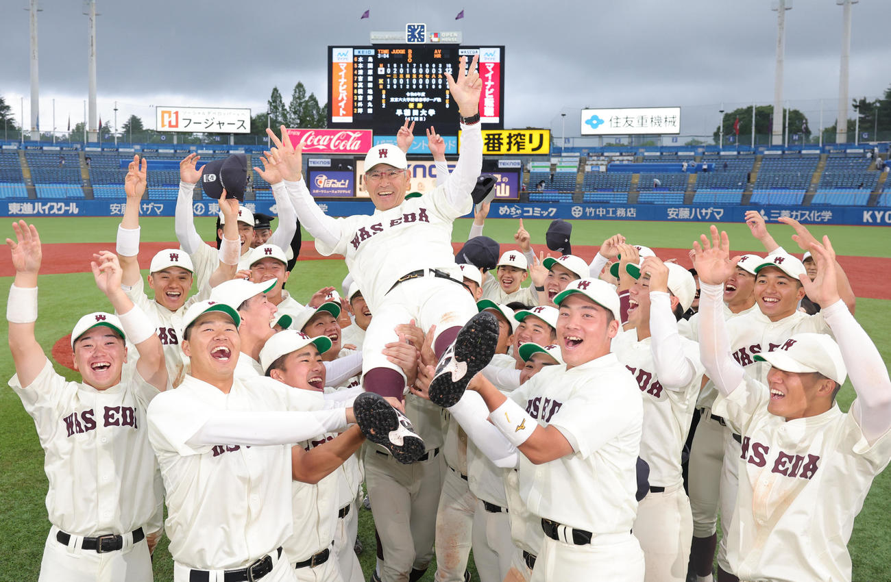 早大対慶大　優勝し胴上げされる早大・小宮山監督（撮影・野上伸悟）