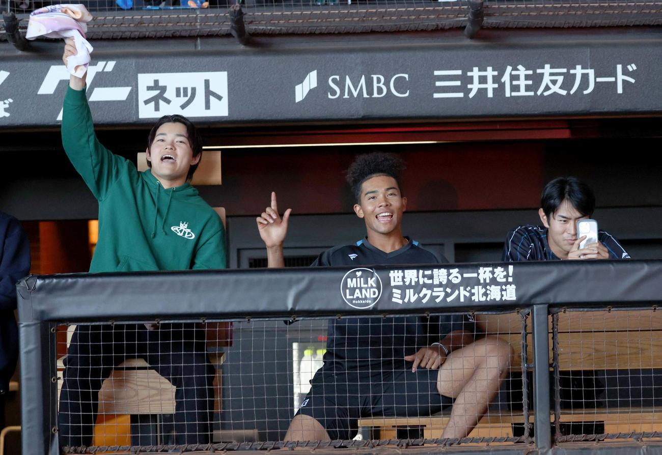 日本ハム対DeNA　試合後、「モーニング娘。’24」のライブを見て盛り上がる左から田宮、水谷、宮崎（撮影・黒川智章）