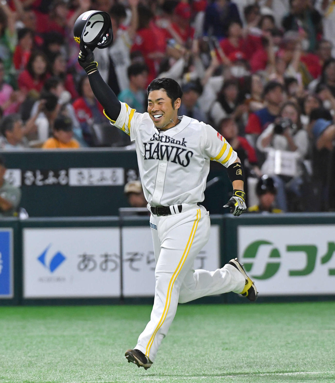 ソフトバンク対広島　10回裏ソフトバンク2死一塁、サヨナラ右越え2点本塁打を放ち、笑顔でナインが待つホームに向かう近藤（撮影・岩下翔太）