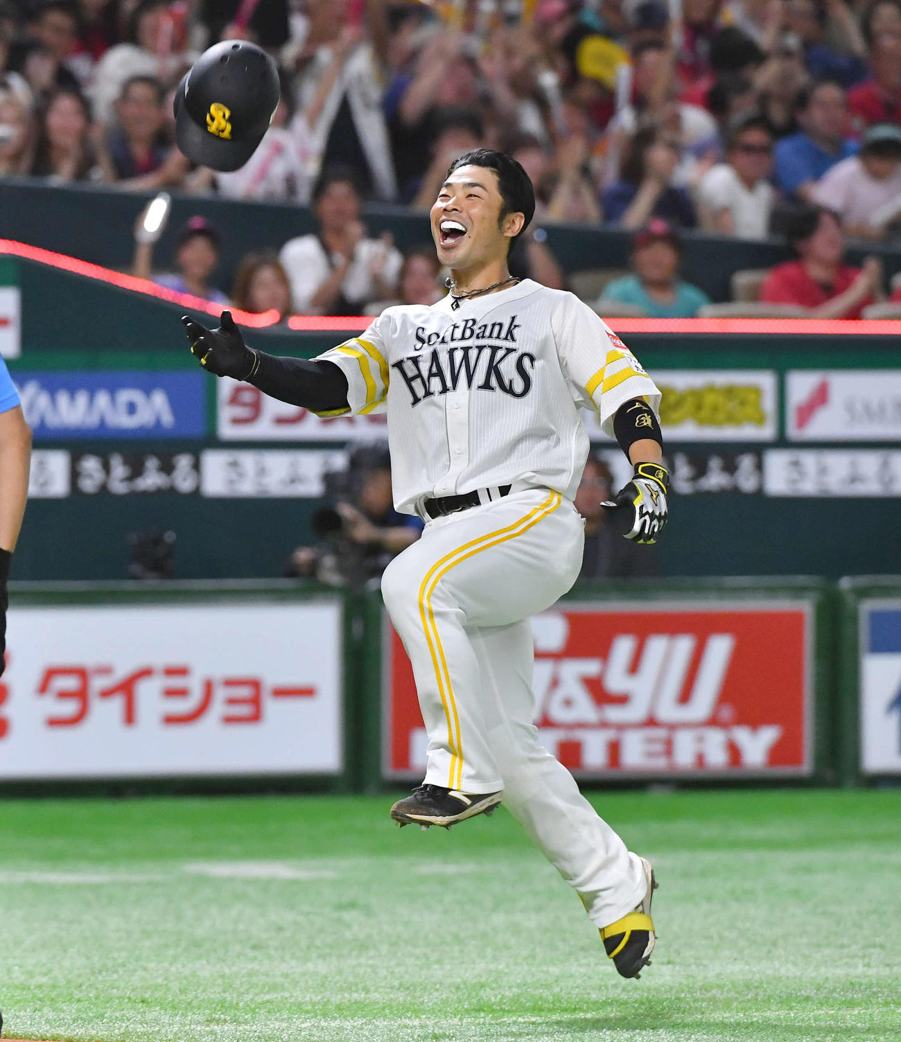 ソフトバンク対広島　10回裏ソフトバンク2死一塁、サヨナラ右越え2点本塁打を放ち、笑顔でナインが待つホームに向かう近藤（撮影・岩下翔太）