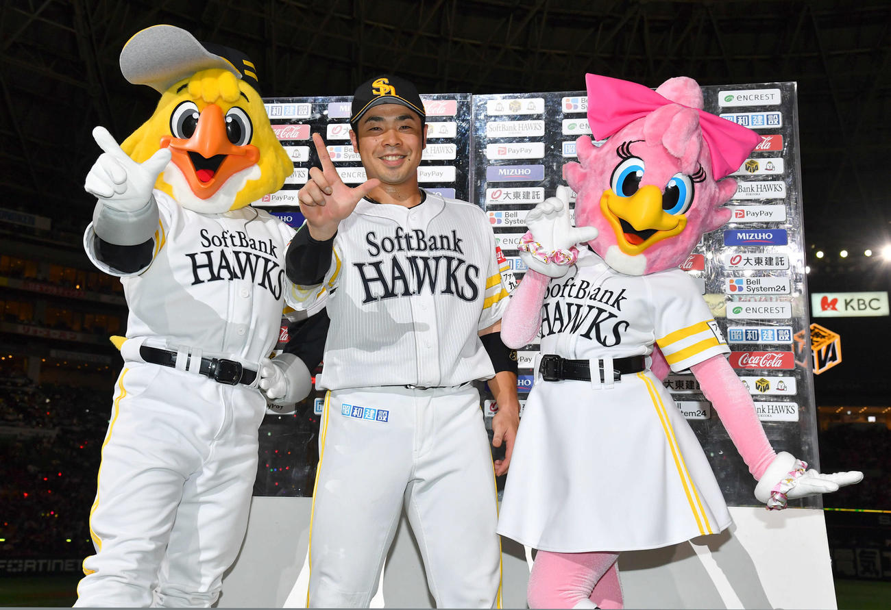 ソフトバンク対広島　サヨナラ本塁打を放った近藤は、お立ち台で笑顔でVIVAポーズを決める（撮影・岩下翔太）