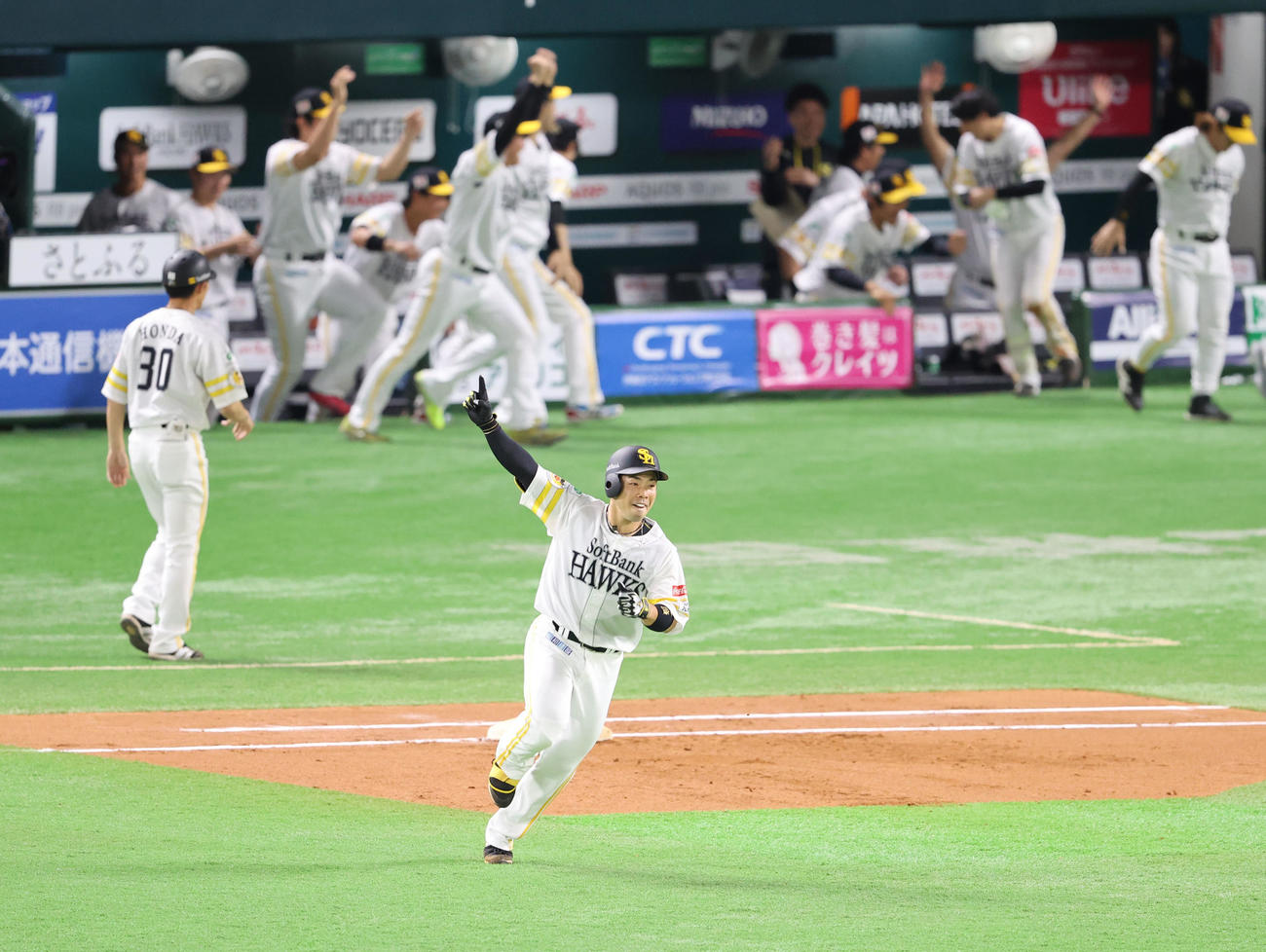 ソフトバンク対広島　延長10回裏ソフトバンク2死一塁、近藤は右越えにサヨナラとなる2点本塁打を放ちガッツポーズ（撮影・梅根麻紀）