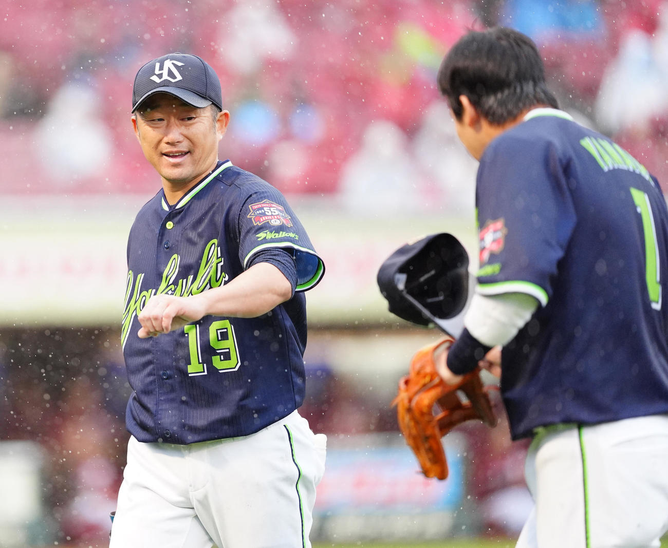 楽天対ヤクルト　5回裏終了後、ベンチに引き揚げるヤクルト先発の石川（撮影・江口和貴）